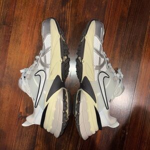 Nike Womens V2K Run Sneakers